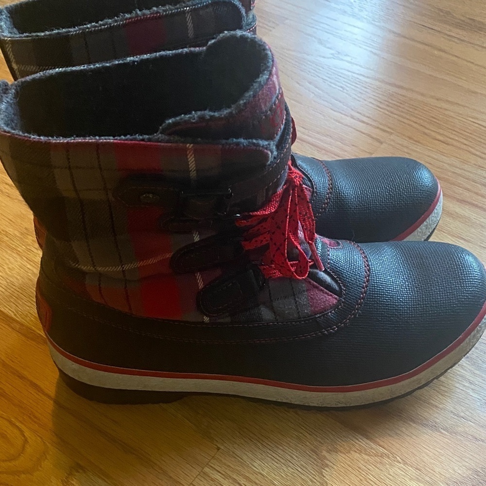 UGG Decatur  Boots in Black and Red Plaid